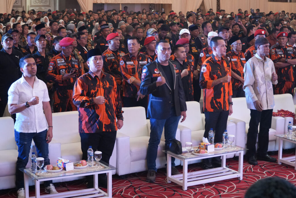 Ketua Umum DPP Gerakan Rakyat Indonesia Bersatu (GRIB) Jaya, H. Hercules Rosario Marshal (pertama dari kanan), bersama Ketua MPW Pemuda Pancasila Sumatera Utara, Musa Rajekshah atau Ijeck (kedua dari kanan), menghadiri acara buka puasa bersama yang berlangsung khidmat di Regale International Convention Centre, Medan, Rabu (11/3/2026).