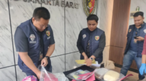 Barang bukti penipuan black dollar berupa cairan detergen dan koper berisi uang palsu