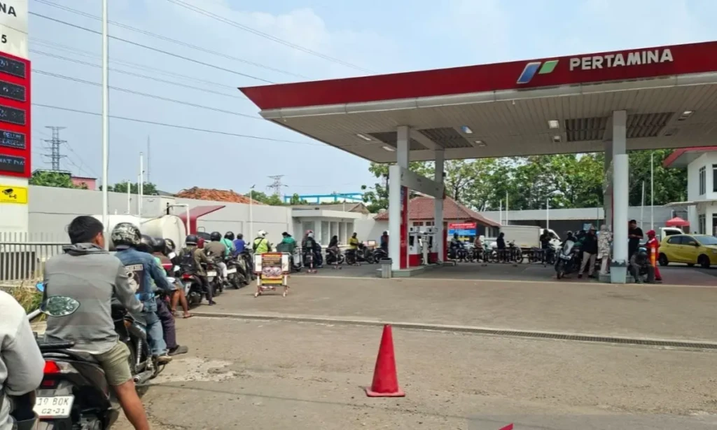 Pertamax Naik Hampir Rp4.000 per Liter, Warga Pilih Antre Pertalite