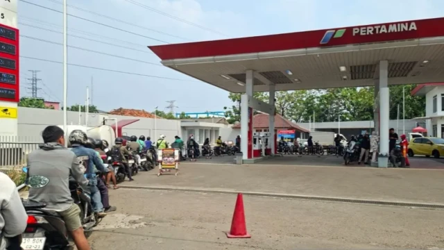 Pertamax Naik Hampir Rp4.000 per Liter, Warga Pilih Antre Pertalite