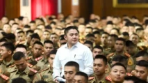 Seskab Teddy ke Taruna Akmil: Indonesia Butuh Tentara Kuat, Kuasai AI hingga Bahasa Asing