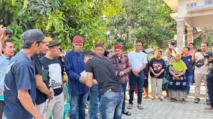 Haji Hercules Sambangi Rumah Duka Korban Kecelakaan Maut di Indramayu, Salurkan Beras Panen Perdana dan Santunan Uang