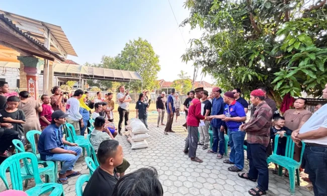 Haji Hercules Sambangi Rumah Duka Korban Kecelakaan Maut di Indramayu, Salurkan Beras Panen Perdana dan Santunan Uang
