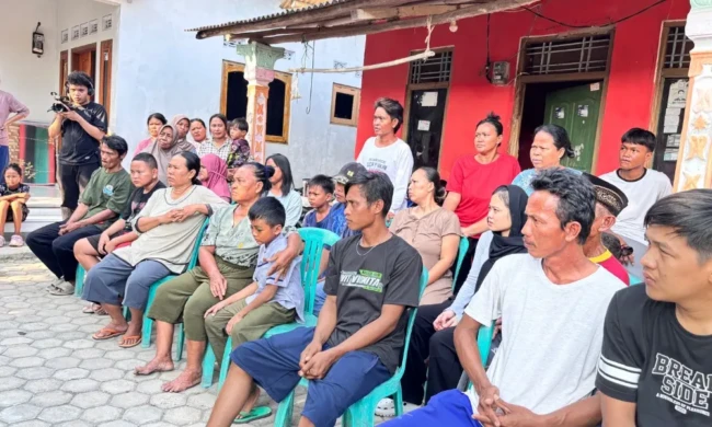 Haji Hercules Sambangi Rumah Duka Korban Kecelakaan Maut di Indramayu, Salurkan Beras Panen Perdana dan Santunan Uang