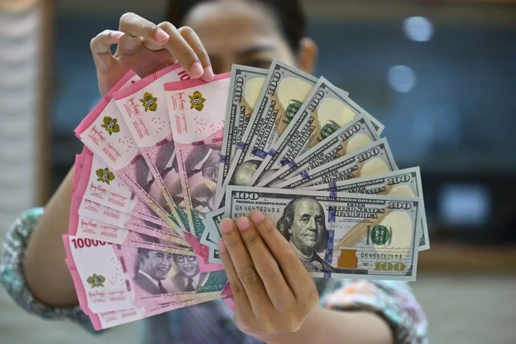 Rupiah Melemah ke Rp17.888 per Dolar AS, Konflik Timur Tengah dan Ekspektasi The Fed Jadi Pemicu