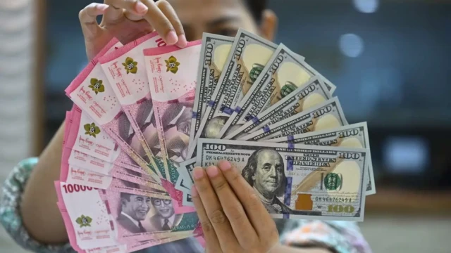 Rupiah Melemah ke Rp17.888 per Dolar AS, Konflik Timur Tengah dan Ekspektasi The Fed Jadi Pemicu