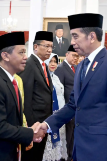 Dilema Bahlil: Golkar Didesak Bergerak dalam Polemik Ijazah Gibran