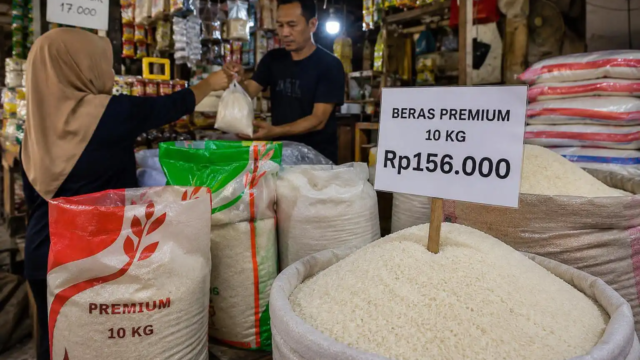 Beras Premium Tembus Rp18.000 per Kg, Bulog Gelontorkan 300 Ribu Ton