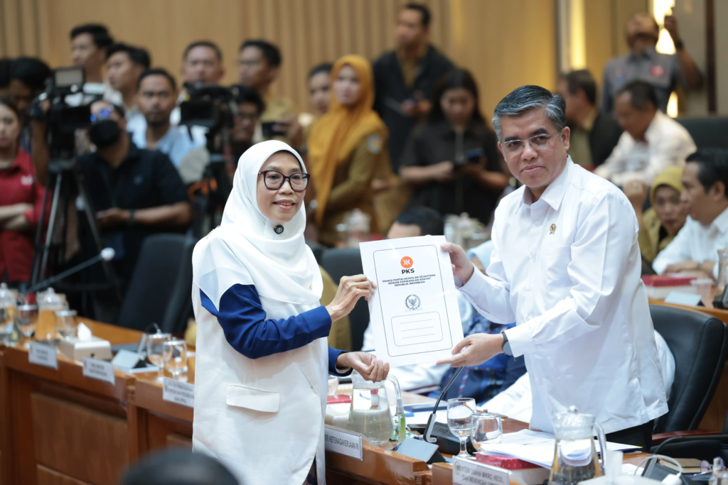 RUU Ketenagakerjaan Disahkan Hari Ini: Upah Layak Berhadapan dengan Ancaman Kolaps Industri