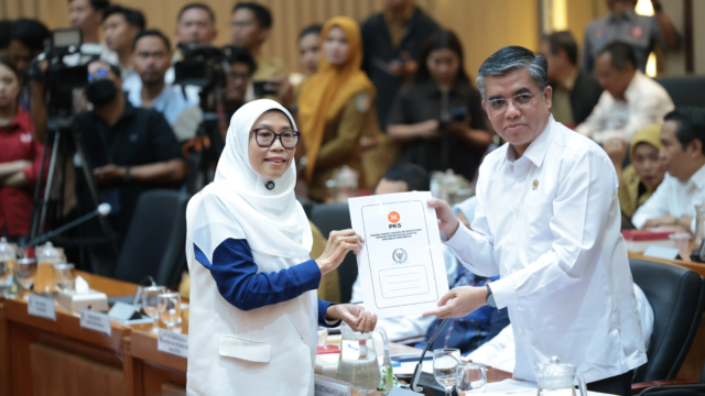 RUU Ketenagakerjaan Disahkan Hari Ini: Upah Layak Berhadapan dengan Ancaman Kolaps Industri