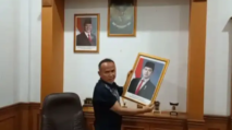 Buntut Putusan MK soal Ijazah Gibran, Wakil Ketua DPRD Sukabumi Turunkan Foto Wapres