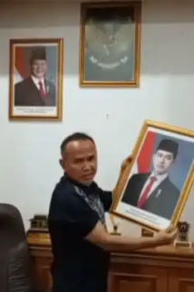 Buntut Putusan MK soal Ijazah Gibran, Wakil Ketua DPRD Sukabumi Turunkan Foto Wapres